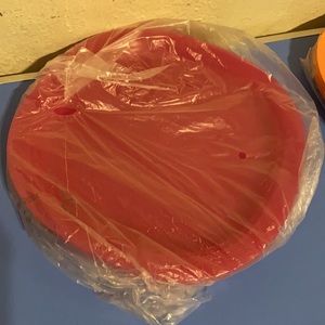Tupperware set 4 plates